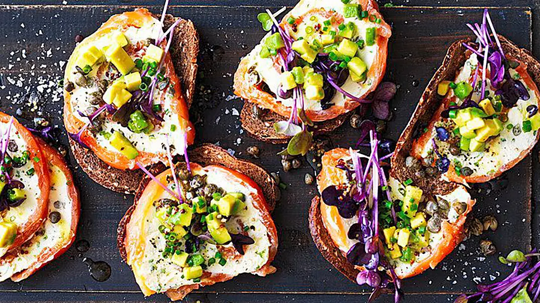 Roulade mit geräuchertem Lachs auf Roggenbrot Rezept - Foto: Image Professionals Roulade mit geräuchertem Lachs auf Roggenbrot Rezept - Foto: Image Professionals