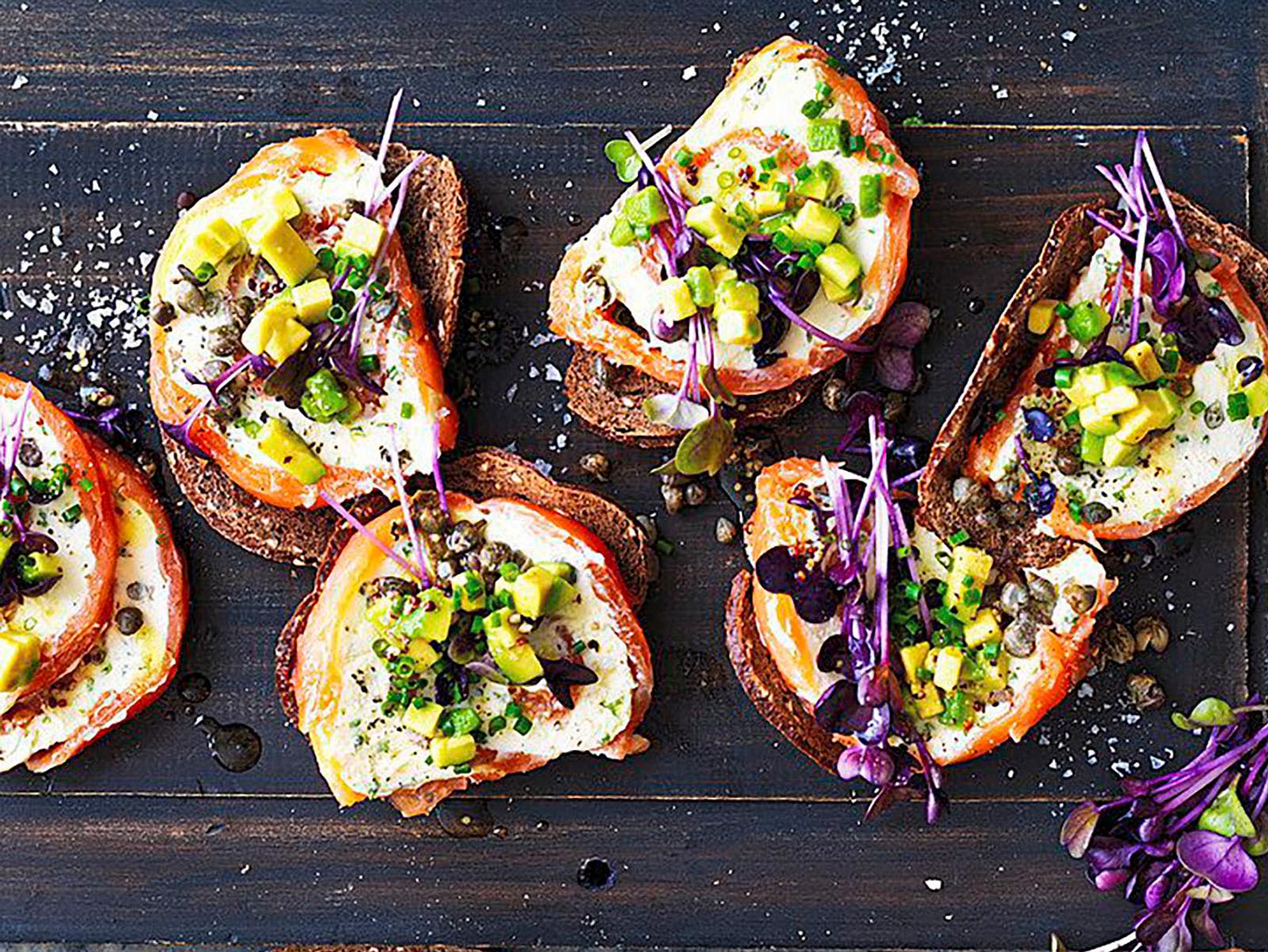 Roulade mit geräuchertem Lachs auf Roggenbrot Rezept | LECKER