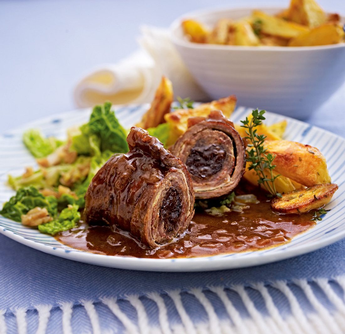 Rouladen mit Speckpflaumen und Walnussbutter-Wirsing Rezept | LECKER
