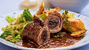 Rouladen mit Speckpflaumen und Walnussbutter-Wirsing Rezept - Foto: LECKER @ Bauer Media Group