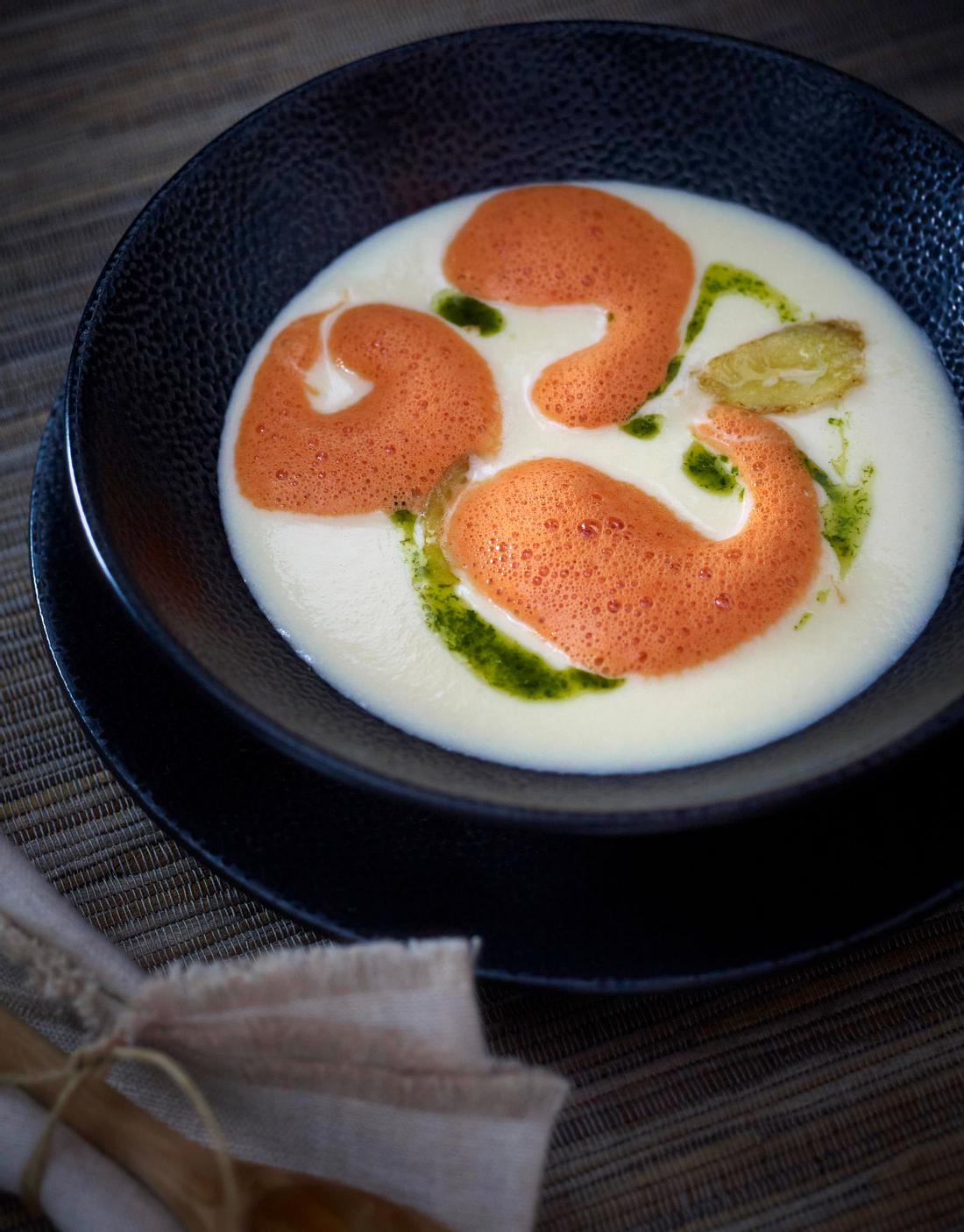 Rübchen-Suppe mit Ingwer, rotem Paprikaschaum und Korianderöl