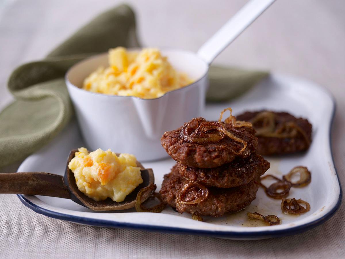 Rübenmus mit Hacksteak und Zwiebelringen Rezept