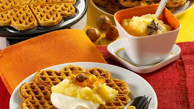 Rübli-Waffeln mit Apfelkompott Rezept - Foto: LECKER @ Bauer Media Group