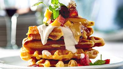 Rübli-Waffeln mit Obstsalat-Topping Rezept - Foto: LECKER @ Bauer Media Group