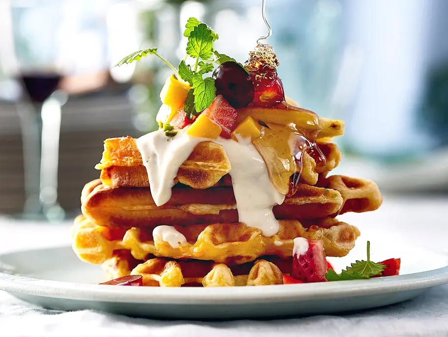 Rübli-Waffeln mit Obstsalat-Topping Rezept Rübli-Waffeln mit Obstsalat-Topping Rezept
