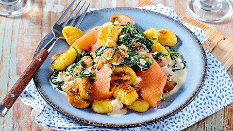 Ruck-Zuck-Gnocchi mit ­Spinat und Lachs Rezept - Foto: House of Food / Bauer Food Experts KG