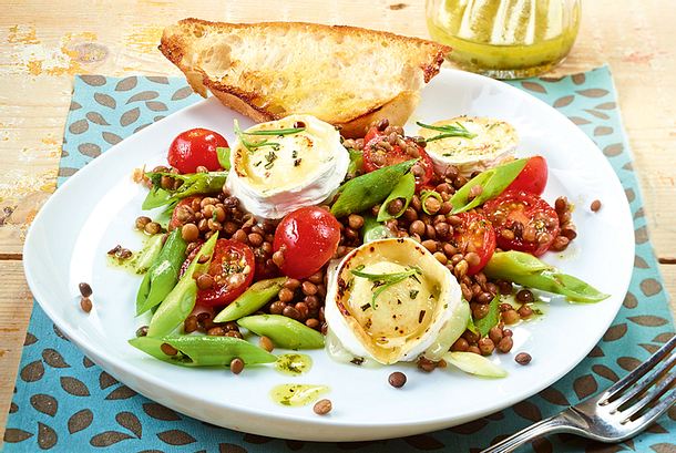 Ruck-zuck-Linsensalat mit Ziegenkäsetalern Rezept
