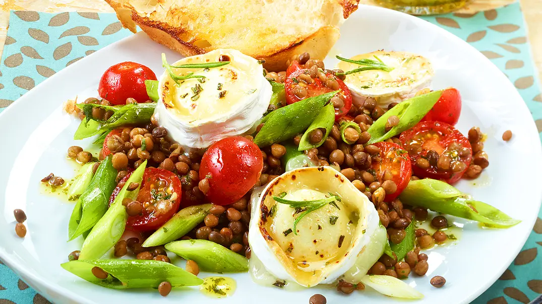Ruck-zuck-Linsensalat mit Ziegenkäsetalern Rezept - Foto: LECKER @ Bauer Media Group