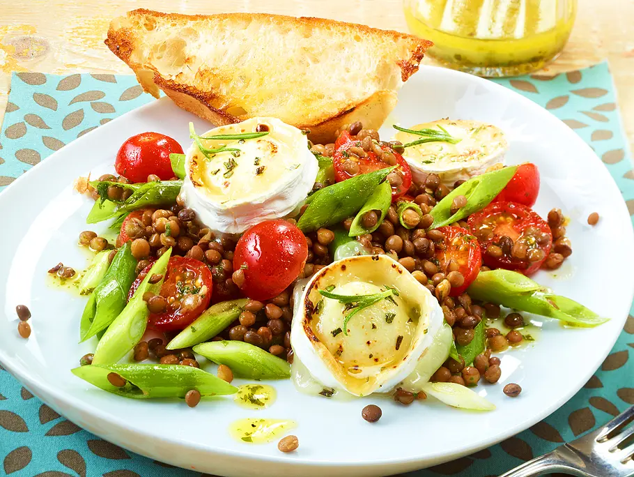 Ruck-zuck-Linsensalat mit Ziegenkäsetalern Rezept Ruck-zuck-Linsensalat mit Ziegenkäsetalern Rezept