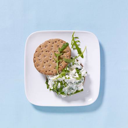 Rucola-Dip mit Knäcke Rezept Rucola-Dip mit Knäcke Rezept
