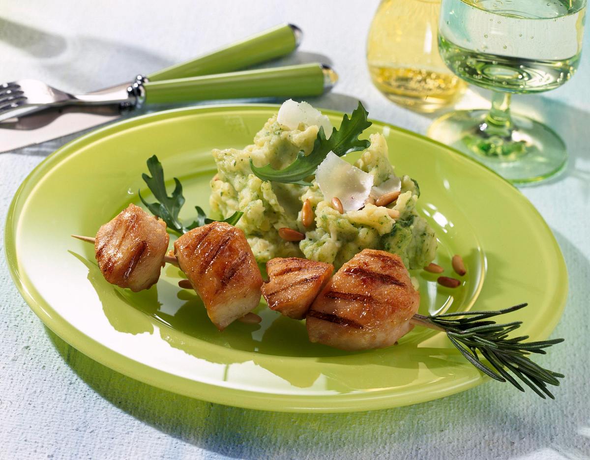 Rucola-Kartoffelpüree mit Pinienkernen und gegrillten Hähnchensnacks Rezept