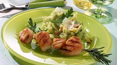 Rucola-Kartoffelpüree mit Pinienkernen und gegrillten Hähnchensnacks Rezept - Foto: LECKER @ Bauer Media Group
