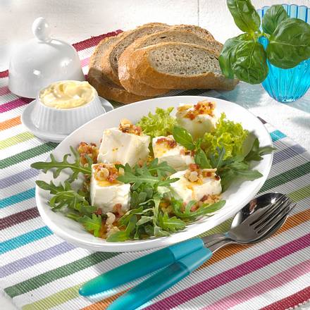 Rucola mit Schichtkäse & Nuss-Dressing Rezept Rucola mit Schichtkäse & Nuss-Dressing Rezept