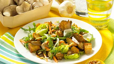 Rucola-Pilz-Salat mit Croûtons Rezept - Foto: LECKER @ Bauer Media Group