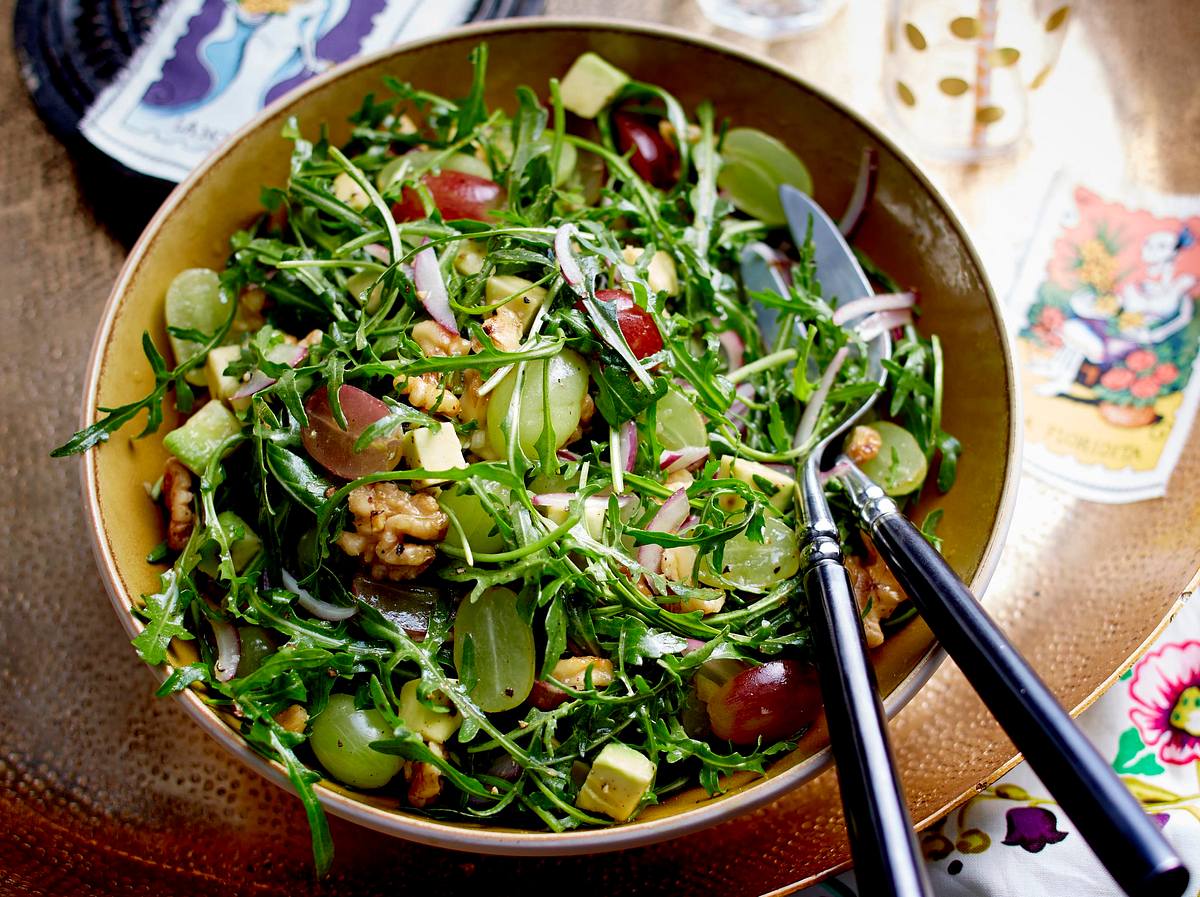 Rucola-Salat mit Avocado und Walnüssen Rezept | LECKER