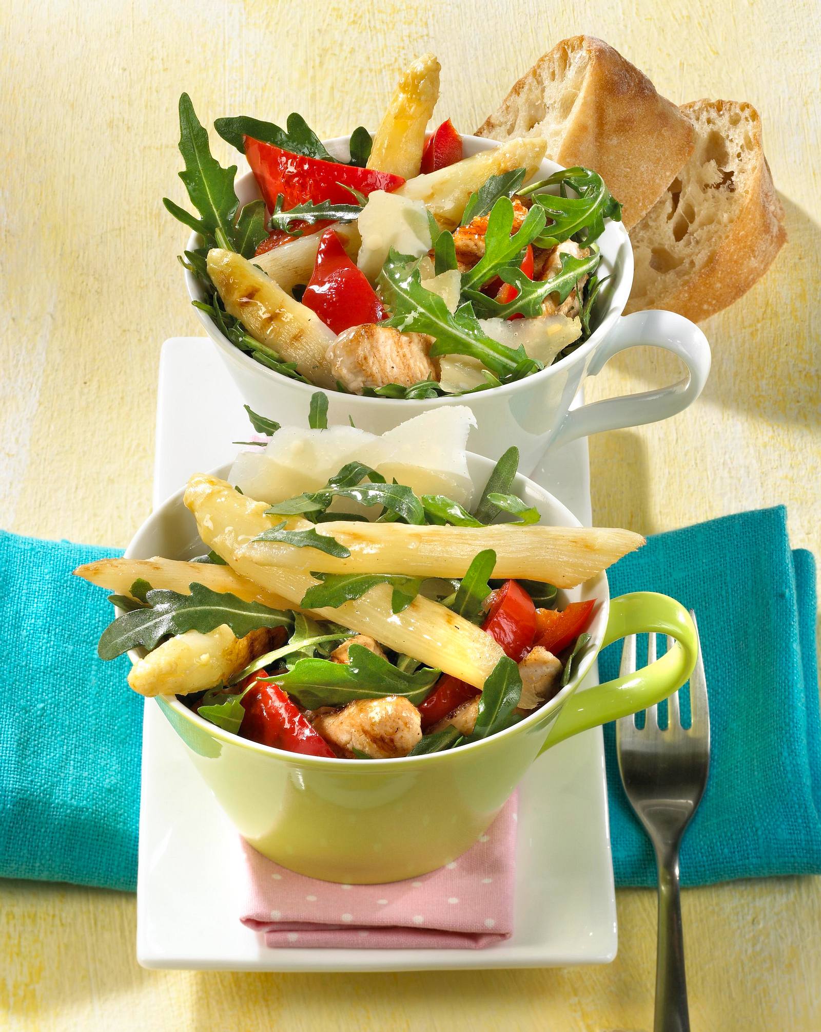 Rucola-Spargel-Salat mit Putenstreifen und Parmesan Rezept | LECKER