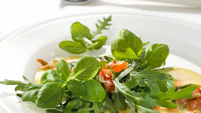Rucolasalat mit Tomatenvinaigrette Rezept - Foto: LECKER @ Bauer Media Group