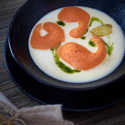 Rübchen-Suppe mit Ingwer, rotem Paprikaschaum und Korianderöl Rezept Rübchen-Suppe mit Ingwer, rotem Paprikaschaum und Korianderöl Rezept