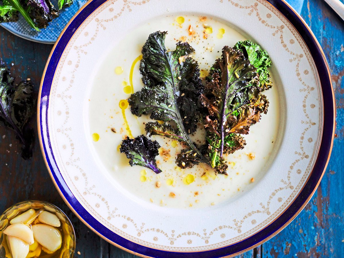 Rübensüppchen getoppt mit crispy Kale Rezept