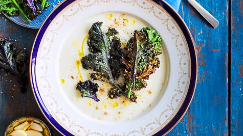 Rübensüppchen getoppt mit crispy Kale Rezept - Foto: Image Professionals