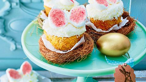 Rüebli-Ananas-Cupcakes mit Hasenohren Rezept - Foto: House of Food / Bauer Food Experts KG