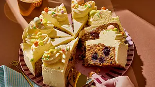 Rüblikuchen mit Blaubeeren und Kürbiskernen Rezept - Foto: LECKER @ Bauer Media Group Rüblikuchen mit Blaubeeren und Kürbiskernen Rezept - Foto: LECKER @ Bauer Media Group