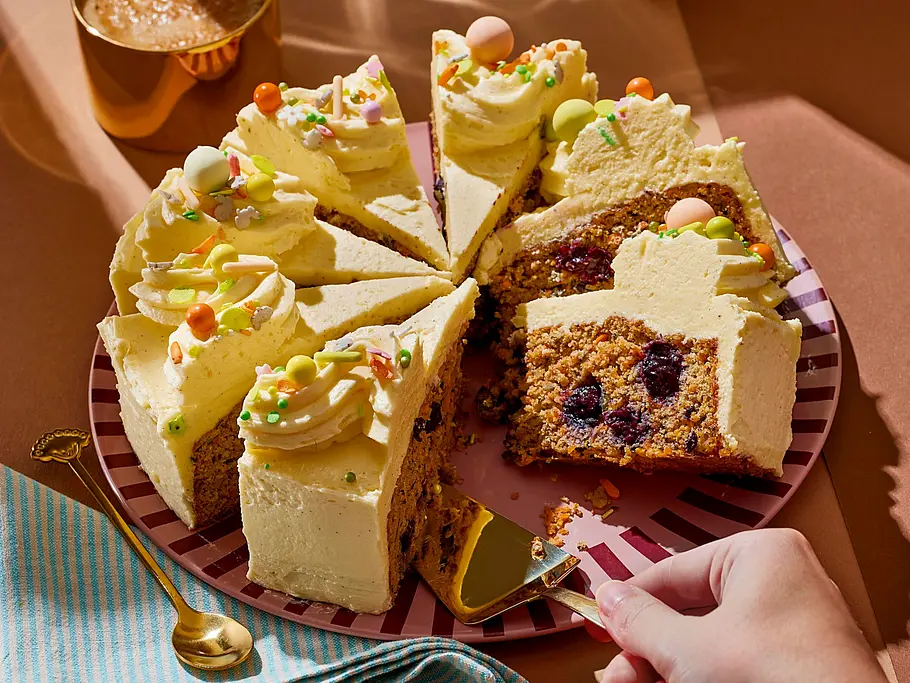 Rüblikuchen mit Blaubeeren und Kürbiskernen Rezept Rüblikuchen mit Blaubeeren und Kürbiskernen Rezept
