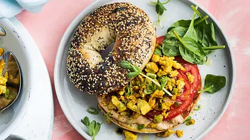 Rührei-Bagel 100% plant-based Rezept - Foto: Image Professionals Rührei-Bagel 100% plant-based Rezept - Foto: Image Professionals