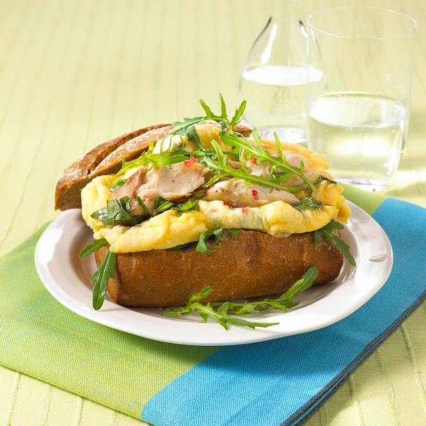 Rührei-Brötchen mit Makrelenfilet (Diät) Rezept Rührei-Brötchen mit Makrelenfilet (Diät) Rezept