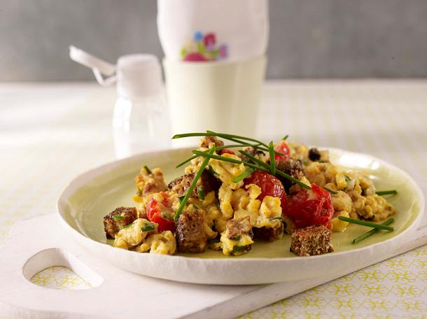Rührei mit gerösteten Vollkornbrot-Streifen Rezept Rührei mit gerösteten Vollkornbrot-Streifen Rezept
