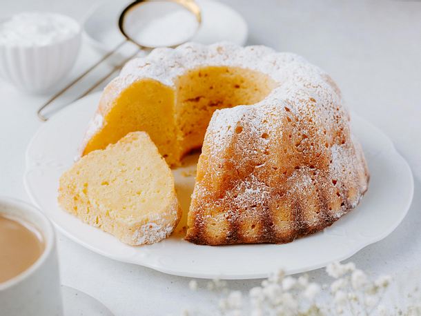 Saftiger Rührkuchen mit Quark Rezept | LECKER