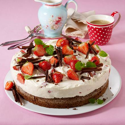 Rührteig mit Schokolade und Erdbeercreme Rezept Rührteig mit Schokolade und Erdbeercreme Rezept