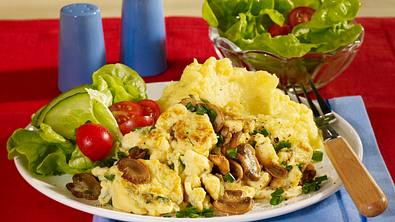 Rührei mit Champignons und Kartoffelpüree Rezept - Foto: LECKER @ Bauer Media Group