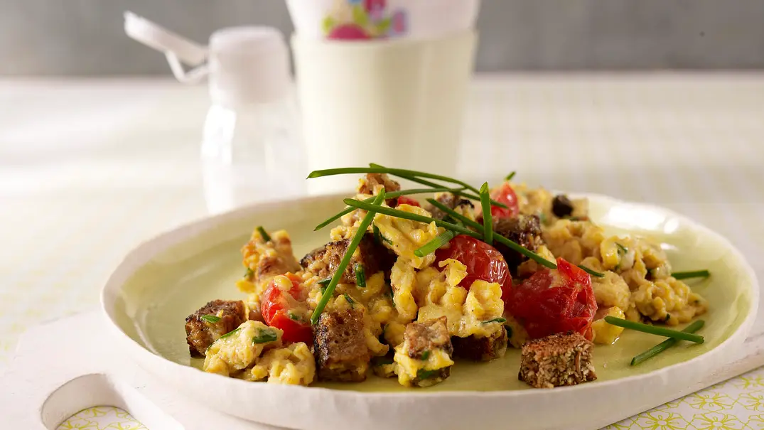 Rührei mit gerösteten Vollkornbrot-Streifen Rezept - Foto: LECKER @ Bauer Media Group