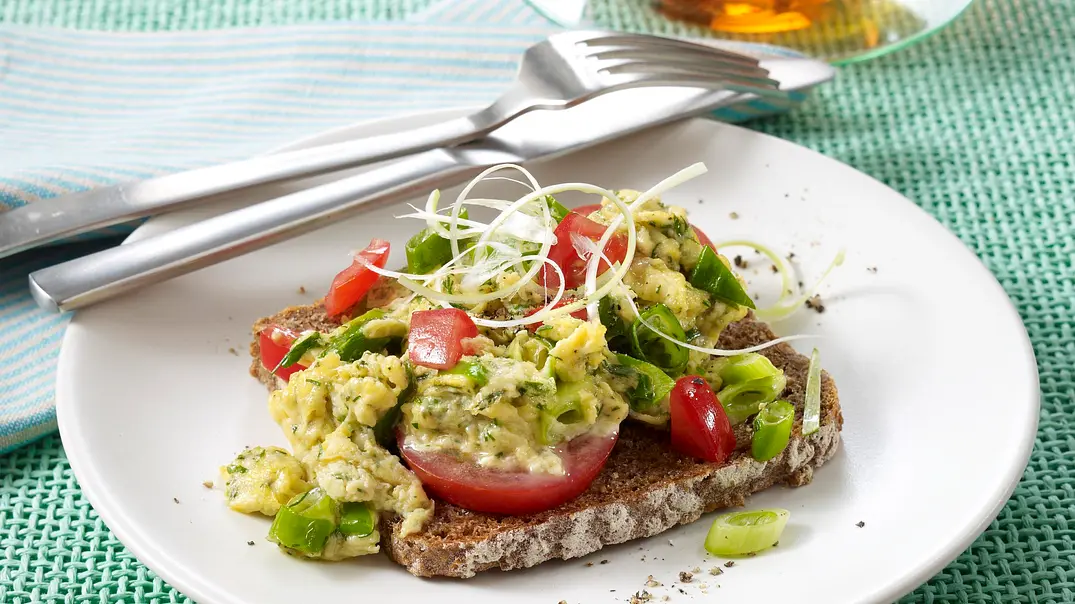Rührei mit Lauchzwiebeln auf Vollkornbrot Rezept - Foto: LECKER @ Bauer Media Group Rührei mit Lauchzwiebeln auf Vollkornbrot Rezept - Foto: LECKER @ Bauer Media Group