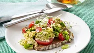 Rührei mit Lauchzwiebeln auf Vollkornbrot Rezept - Foto: LECKER @ Bauer Media Group