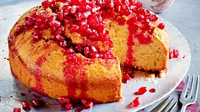 Rührkuchen mit Granatapfel Rezept - Foto: LECKER @ Bauer Media Group Rührkuchen mit Granatapfel Rezept - Foto: LECKER @ Bauer Media Group