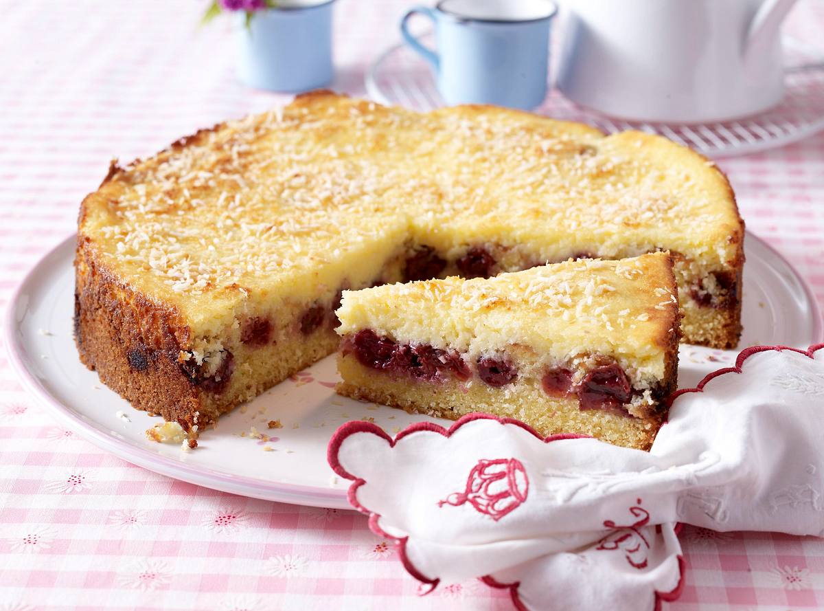 Rührkuchen mit Kirschen und Crème fraîche Kokos-Haube Rezept