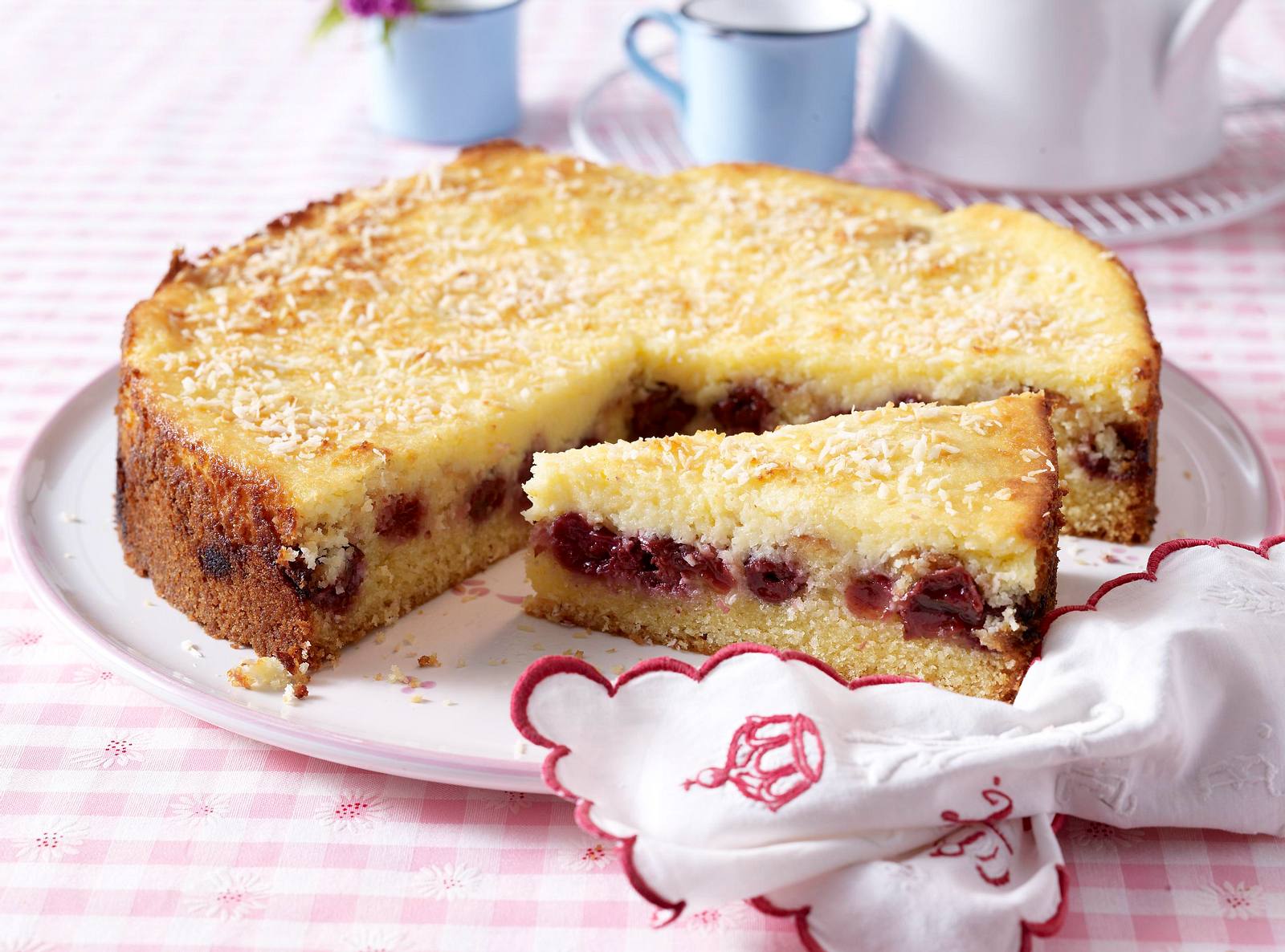 Rührkuchen mit Kirschen und Crème fraîche-Kokos-Haube Rezept | LECKER