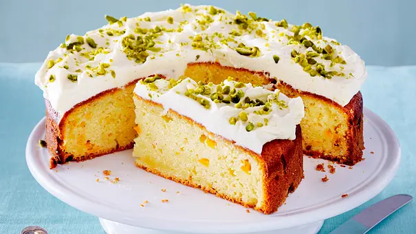 Rührkuchen mit weißer Schokoladenganache, Pfirsichen und Pistazien Rezept - Foto: LECKER @ Bauer Media Group