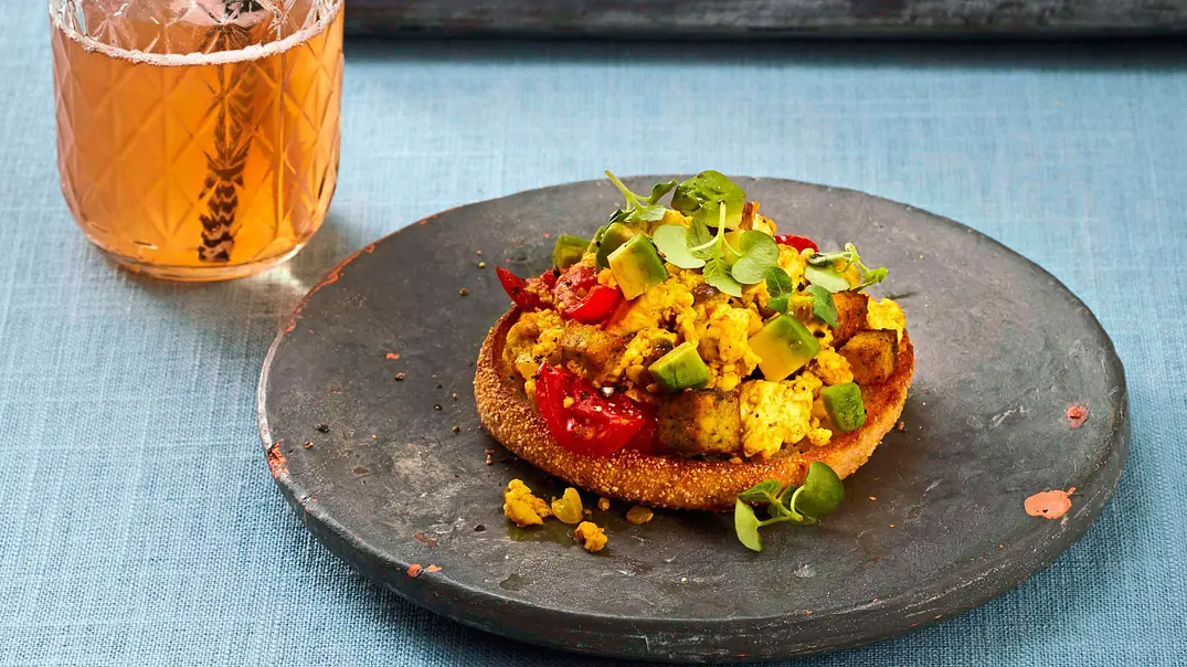 Rührtofu mit Avocado Rezept - Foto: LECKER @ Bauer Media Group Rührtofu mit Avocado Rezept - Foto: LECKER @ Bauer Media Group