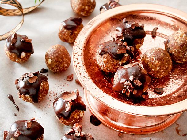 Rumkügelchen mit Datteln Rezept Rumkügelchen mit Datteln Rezept