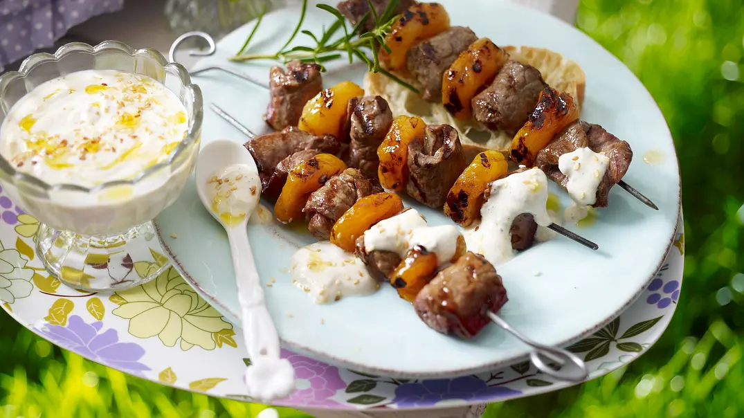 Rumpsteak-Aprikosen-Spieß vom Grill dazu Zitronen-Tahin-Joghurt Rezept - Foto: LECKER @ Bauer Media Group Rumpsteak-Aprikosen-Spieß vom Grill dazu Zitronen-Tahin-Joghurt Rezept - Foto: LECKER @ Bauer Media Group