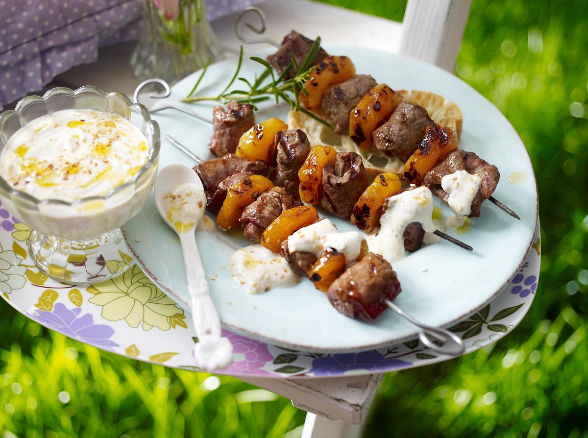 Rumpsteak-Aprikosen-Spieß vom Grill dazu Zitronen-Tahin-Joghurt Rezept