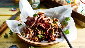 Rumpsteak auf Sobanudeln mit Miso-Dressing Rezept - Foto: House of Food / Bauer Food Experts KG