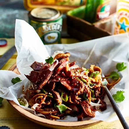 Rumpsteak auf Sobanudeln mit Miso-Dressing Rezept Rumpsteak auf Sobanudeln mit Miso-Dressing Rezept
