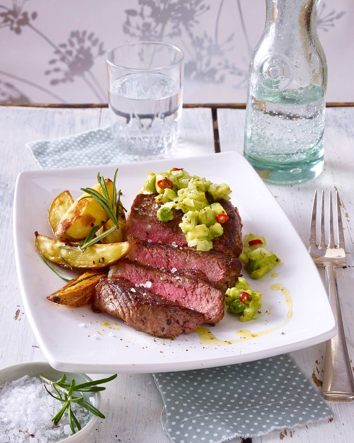 Rumpsteak mit Avocadosalsa und Rosmarin-Kartoffelspalten Rezept