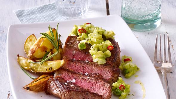 Rumpsteak mit Avocadosalsa und Rosmarin-Kartoffelspalten Rezept - Foto: House of Food / Bauer Food Experts KG