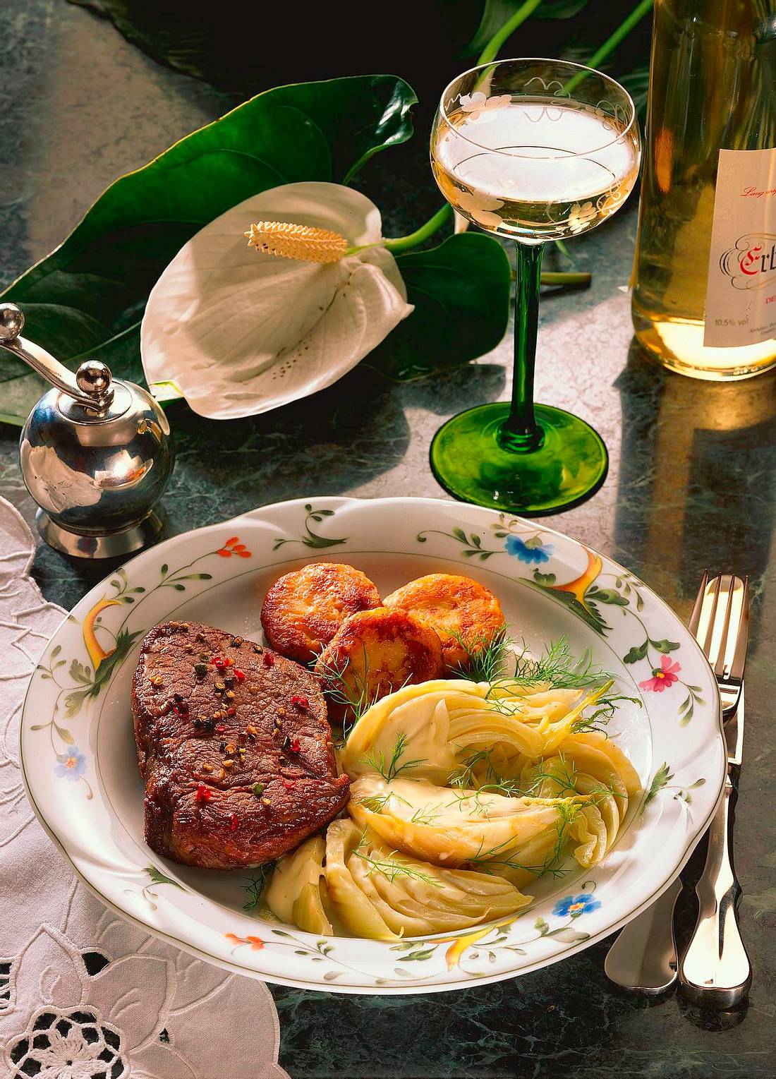 Rumpsteak mit Fenchelgemüse und Kartoffeltalern Rezept | LECKER