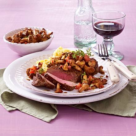 Rumpsteak mit gebratenen Pfifferlingen und Polentabrei Rezept Rumpsteak mit gebratenen Pfifferlingen und Polentabrei Rezept
